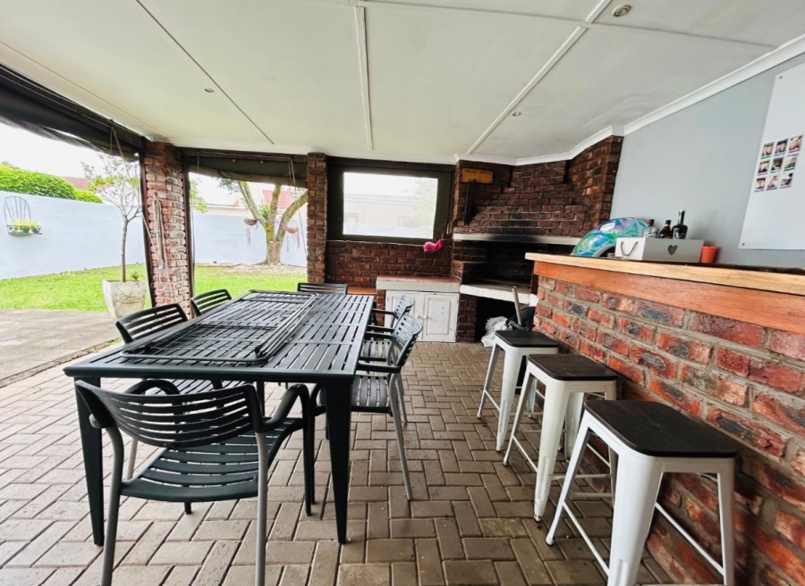 To Let 4 Bedroom Property for Rent in Dorchester Heights Eastern Cape